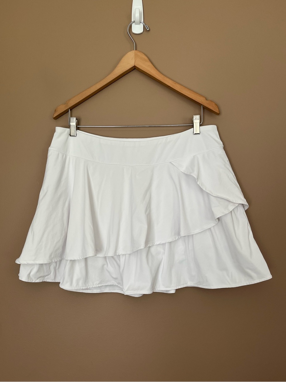 {Lilly Pulitzer} Luxletic Ruffle Skort in White - Womens XL